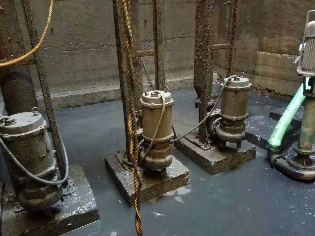 阳山污水池清理