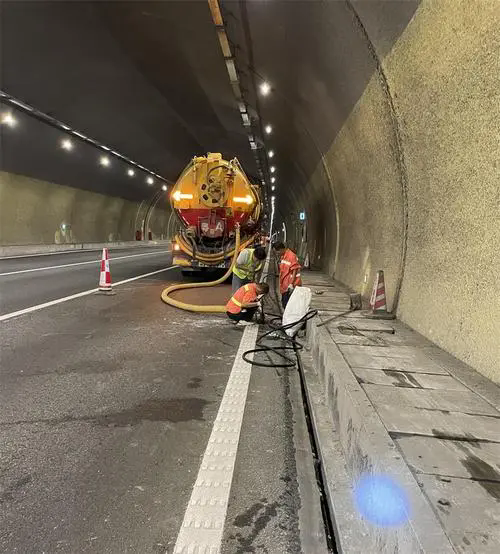 阳山隧道排水渠清淤